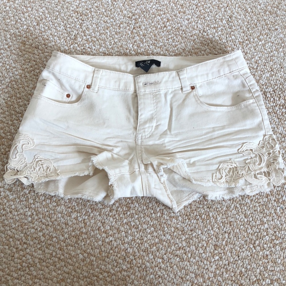 H&M lace detailed cream shorts
